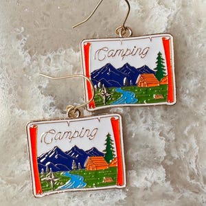 Camping Karte mit Hütte Szene Emaille Ohrringe