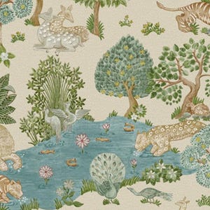 Puede incluir: Una tela con una escena de bosque caprichosa. El diseño presenta tigres, ciervos y otros animales cerca de un estanque azul, rodeados de árboles y follaje en tonos verdes y beige. La estética general recuerda a una ilustración vintage.