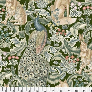Peut inclure: Tissu vert foncé avec un paon, des lapins et des renards parmi des motifs floraux et de feuillage. Le paon a une tête bleue et une queue avec des motifs en forme d'œil. Les lapins et les renards sont dans des tons bruns.