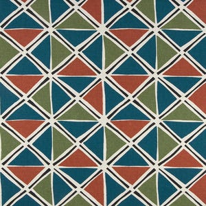 Peut inclure: Un motif géométrique sans couture composé de triangles superposés dans des tons de bleu sarcelle, vert et rouge rouille. Les triangles sont soulignés de noir et placés sur un fond blanc.