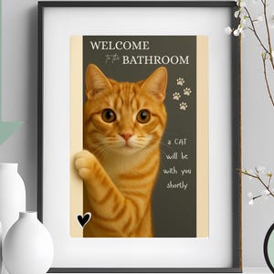 Bienvenido al baño: Un gato estará contigo en breve / Arte mural digital divertido para descargar / Impresión de gato atigrado naranja