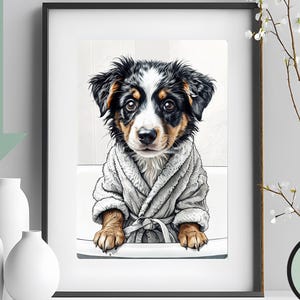 Op de afbeelding: Digitale kunstafdruk van een puppy in een grijze badjas. De hond heeft zwart, bruin en wit haar en zit in een witte badkuip. De print is ingelijst in een zwart frame. De woorden "DIGITALE DOWNLOAD" staan in de linkerbovenhoek.