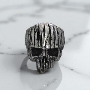 Woodgrain Skull Ring in 925 Sterling Silver, Handcrafted Grunge Skull Ring with Textured Wood Effect, Unique Gothic Statement Jewelry Gift