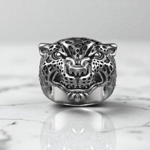 Anillo con cabeza de leopardo en plata de ley 925: un llamativo anillo con sello animal para hombre, joyería artesanal, un regalo único para él.