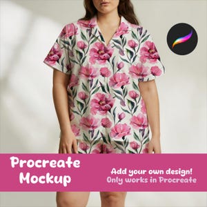 Puede incluir: Un conjunto de pijama blanco con un estampado floral rosa. El conjunto incluye una camiseta de manga corta y pantalones cortos. La camiseta tiene cuello en V y cierre de botones. El diseño floral presenta grandes flores rosas y hojas verdes. Se ve el texto "Procreate Mockup".