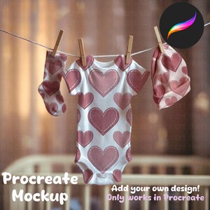 Könnte beinhalten: Ein weißer Baby-Strampler mit einem rosa Herzmuster, eine rosa Baby-Socke mit einem Herzmuster und eine rosa Baby-Mütze mit einem Herzmuster hängen an einer Wäscheleine. Der Text "Procreate Mockup" und "Add your own design! Only works in Procreate" ist unten im Bild sichtbar.