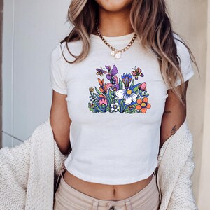 Groovy bloemen Y2K baby-T-shirt, retro schattige cartoon bloemen T-shirt, kleurrijk esthetisch grafisch T-shirt voor zomerse sfeer en jaren 2000-stijl, bloemencadeau
