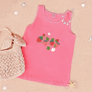 Strawberry Vine Y2K Baby Tee, Comfort Colors Tank & T-Shirt – Cute Summer Aesthetic Crop Top, Retro Floral Graphic Shirt for Girls