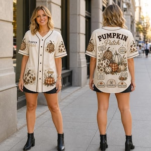 Peut inclure: Un maillot de baseball boutonné couleur crème avec des bordures marron et des motifs de citrouilles. Le devant affiche le texte Pumpkin Patch avec des citrouilles. Le dos présente un grand motif Pumpkin Patch avec diverses citrouilles.