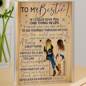 Puede incluir: Placa de madera con la frase "To My Bestie!" y un mensaje sincero. El diseño incluye ilustraciones de dos amigas, estrellas y corazones. El texto expresa aprecio y amor.