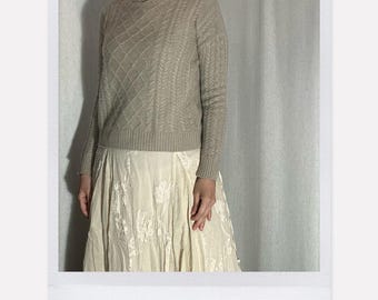 100%最高級カシミヤを使用したケーブルニットのクラシックなモックネック – グレーベージュ、ワンサイズ（XS～Sサイズ対応）