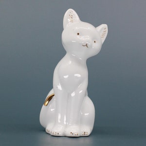 Stary biały porcelanowy kot