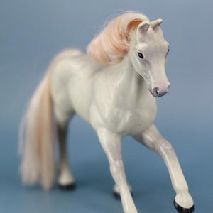 Collectible Vintage Breyer Horse – Graceful Pose