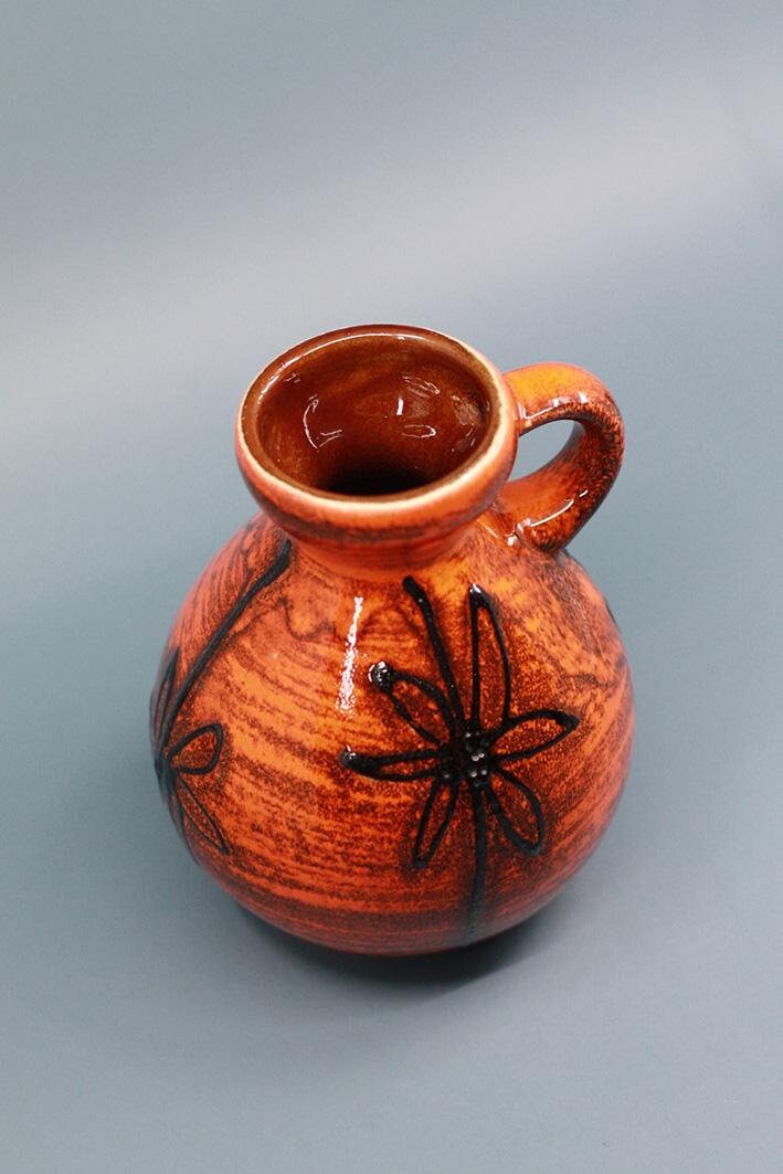 オレンジ陶器花瓶 花型装飾付き 1960年代の西ドイツ製、花のモチーフが描かれたオレンジ色の陶器の花瓶