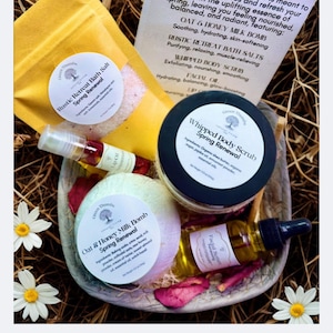 Organic Renewal Spa Gift Set | All Natural Summer Refresh Care Basket | Sugar Scrub, Facial Oil, Lip Oil, Bath Bomb, Bath Salt