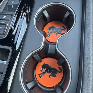 Bucking Bronco auto-achtbaanset: inzetstukken voor bekerhouders voor wilde paarden