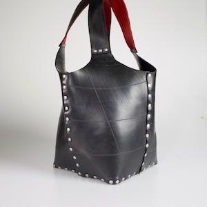 vegane Handtasche, veganes Leder, supersized, upcycled fashion, nachhaltige Mode, DesignerTasche, wasserdicht, Eco-Fashion, Innertube