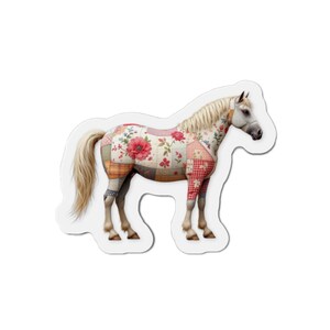 Puede incluir: Una figura de caballo con un diseño de patchwork que presenta varios patrones florales y de cuadros en tonos rojo, blanco y bronceado. El caballo tiene una larga melena y cola rubias, con patas y cascos de color claro, presentado como pegatina.