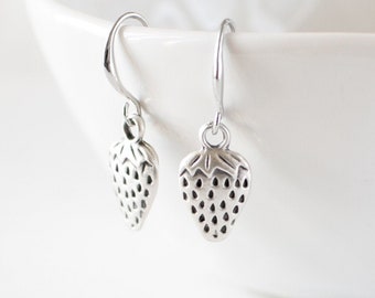 Antiekzilveren aardbeienoorbellen, fruithangoorbellen, schattige voedseloorbellen, leuk cadeau voor een chef-kok. Handgemaakte sieraden in het Verenigd Koninkrijk.