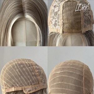 K&ouml;nnte beinhalten: Nahaufnahme einer Per&uuml;cke mit blonden und hellbraunen Str&auml;hnchen. Die Konstruktion der Per&uuml;ckenkappe ist sichtbar, mit einer Spitzenfront und einem Mesh-Design. Der Text "LORA" ist sichtbar.