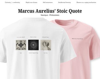 以下が含まれることがあります： 「Marcus Aurelius' Stoic Quote」と「Navique - Philosotees」の文字が入った白とピンクのTシャツ2枚。白いシャツにはイラスト付きの引用句があり、ピンクのシャツには「Marcus Aurelius」という名前が書かれています。