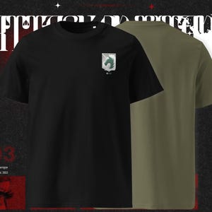 Könnte beinhalten: Zwei kurzärmelige T-Shirts, eines in Schwarz und eines in Olivgrün, werden gezeigt. Das schwarze Shirt hat ein weißes und grünes Emblem auf der Brust. Der Hintergrund ist dunkel mit weißem Text und roten Akzenten. Der Text "Navique Est. 2023" ist sichtbar.