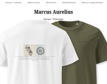 以下が含まれることがあります： 白とオリーブグリーンの2枚のTシャツ。白いTシャツにはマルクス・アウレリウスのグラフィックと引用句が描かれています。オリーブグリーンのTシャツには「Marcus Aurelius」という名前がプリントされています。「Navique - Philosotees」というブランド名も表示されています。