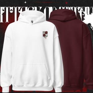 Könnte beinhalten: Zwei Kapuzenpullover, einer weiß und einer bordeauxrot, werden vor einem dunklen Hintergrund mit weißem Text gezeigt. Der weiße Hoodie hat ein kleines Wappen mit zwei roten Rosen. Der bordeauxrote Hoodie ist schlicht. Beide haben eine Vordertasche.