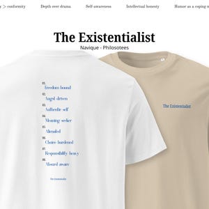 Könnte beinhalten: Zwei T-Shirts, eines weiß und eines beige, mit dem Aufdruck "The Existentialist". Das weiße Shirt hat eine Liste philosophischer Konzepte in blauem Text auf der Rückseite. Das beige Shirt hat den gleichen Text auf der Vorderseite.