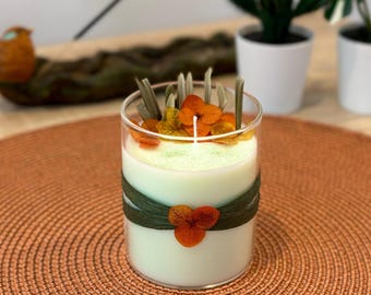 Grönt sojaljus med olivblad och torkade blommor i glasburk - Naturligt grönt sojavaxljus med olivkvist och blommiga accenter i glasburk