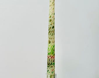 Handgeschilderde artistieke taps toelopende kaars – abstract, op de natuur geïnspireerd ontwerp – uniek decoratief kaarscadeau