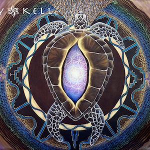 Puede incluir: Una pintura de una tortuga con un patrón geométrico en su caparazón. La tortuga está rodeada por un diseño tipo mandala con intrincados detalles en tonos azules, verdes y dorados. El fondo es un degradado de morado y marrón.