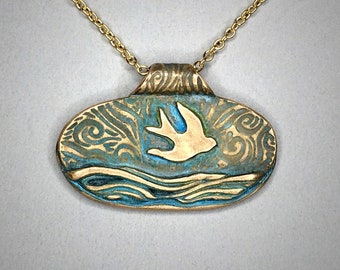 Colgante de paisaje de pájaro de bronce: collar reversible Verdigris