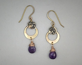 Pendientes de aro de amatista: Metal mixto, latón martillado, enredadera de bronce, joyería boho artesanal.