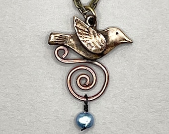 Collar con forma de pájaro y perla azul, hecho a mano en bronce, inspirado en la naturaleza. Regalo para ella.