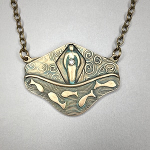 Colgante de bronce de la Diosa del Agua: collar artesanal de cardenillo, joyería de pez