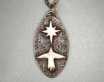 Collar con colgante de ave y estrella, hecho a mano, joyería inspirada en la naturaleza, tallado original.
