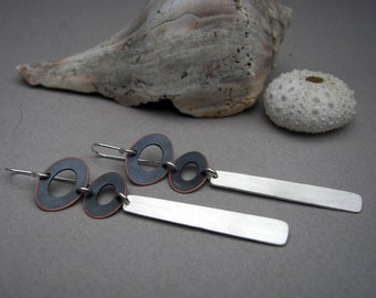 Lange minimalistische oorbellen, organische bungelende oorbellen, moderne koperen oorbellen, eigentijdse drop oorbellen, gemengde metalen oorbellen, unieke sieraden