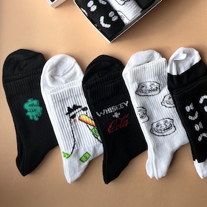 Zestaw prezentowy ze śmiesznymi skarpetkami dla mężczyzn – 5 par modnych bawełnianych skarpetek w rozmiarze US 7-11 / EU 40-45, prezent świąteczny, idealny do skarpety