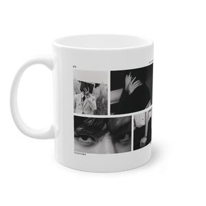 Puede incluir: Taza de cerámica blanca con un collage de imágenes en blanco y negro. Las imágenes incluyen una persona con traje, primeros planos de ojos y otras tomas artísticas. La taza tiene un asa curva.
