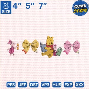 Könnte beinhalten: Gestickte Designs mit Winnie Puuh, Ferkel und Schleifen, mit einem Bleistiftakzent. Die Designs sind in verschiedenen Größen erhältlich: 7.6, 10.2, 12.7 und 17.8 cm. Das Bild enthält den Text "CCMK STUDIO" und Dateityp-Abkürzungen.