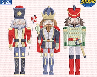 Peut inclure: Trois motifs de casse-noisettes brodés en rouge, bleu et vert, chacun avec des uniformes et des accessoires uniques. Les tailles sont de 10 cm, 13 cm et 18 cm de haut. L'image comprend le texte "3 SIZE 4" 5" 7"" et le logo "CCMK STUDIO".
