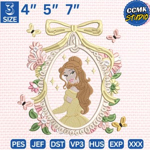 Puede incluir: Diseño bordado con una princesa con un vestido amarillo dentro de un marco ovalado, rodeado de flores y mariposas. El diseño está disponible en tamaños de 10 cm, 13 cm y 18 cm e incluye el texto "CCMK STUDIO".