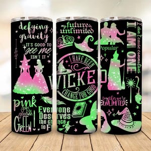 Häxornas musikaliska film 2025 20oz smal tumblerwrap png, Häxornas film tumblerwrap png, Defying Gravity 20oz kaffe tumblerwrap png