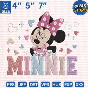 Puede incluir: Diseño bordado con Minnie Mouse con vestido y lazo rosa, con el nombre "MINNIE" debajo. El diseño está disponible en tamaños de 10 cm, 13 cm y 18 cm e incluye varios formatos de archivo. El logotipo de CCMK Studio está en la esquina superior derecha.