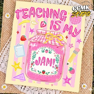 Puede incluir: Una impresión digital rectangular con fondo amarillo claro y rayas rosas verticales. El texto dice TEACHING IS MY JAM! en letras rosas. Un tarro de mermelada de fresa rosa central está rodeado por un lápiz, un portapapeles y estrellas.