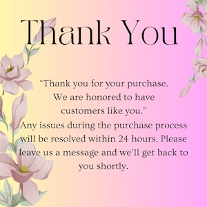 Op de afbeelding: Een witte keramische mok met een zwarte handgreep en de tekst "But First, Coffee" in een vetgedrukte, zwarte letter. De mok staat tegen een vage achtergrond, wat een gezellige setting suggereert.