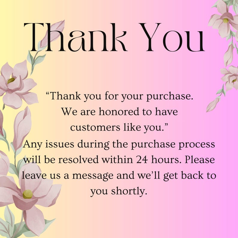 Op de afbeelding: Een witte keramische mok met een zwarte handgreep en de tekst "But First, Coffee" in een vetgedrukte, zwarte letter. De mok staat tegen een vage achtergrond, wat een gezellige setting suggereert.