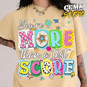 Op de afbeelding: Set van drie witte keramische vazen met een geribbelde textuur en matte afwerking. De vazen hebben verschillende hoogtes en staan op een neutrale ondergrond.