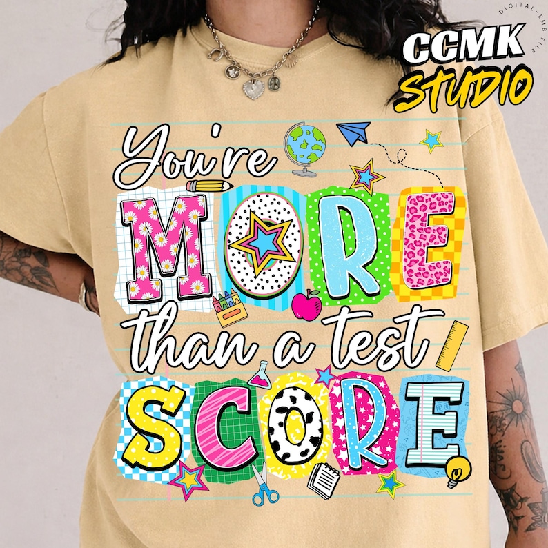 Op de afbeelding: Set van drie witte keramische vazen met een geribbelde textuur en matte afwerking. De vazen hebben verschillende hoogtes en staan op een neutrale ondergrond.